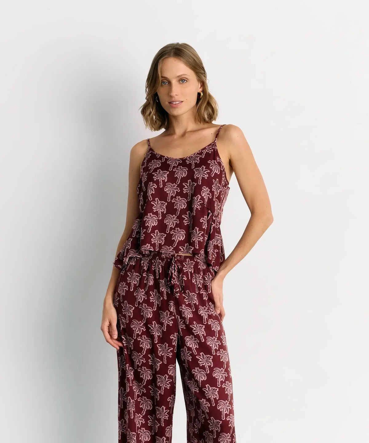 Pijama Satinado Palmeras de Lounge, con estampado de palmeras y delicados vuelos en la parte superior.
