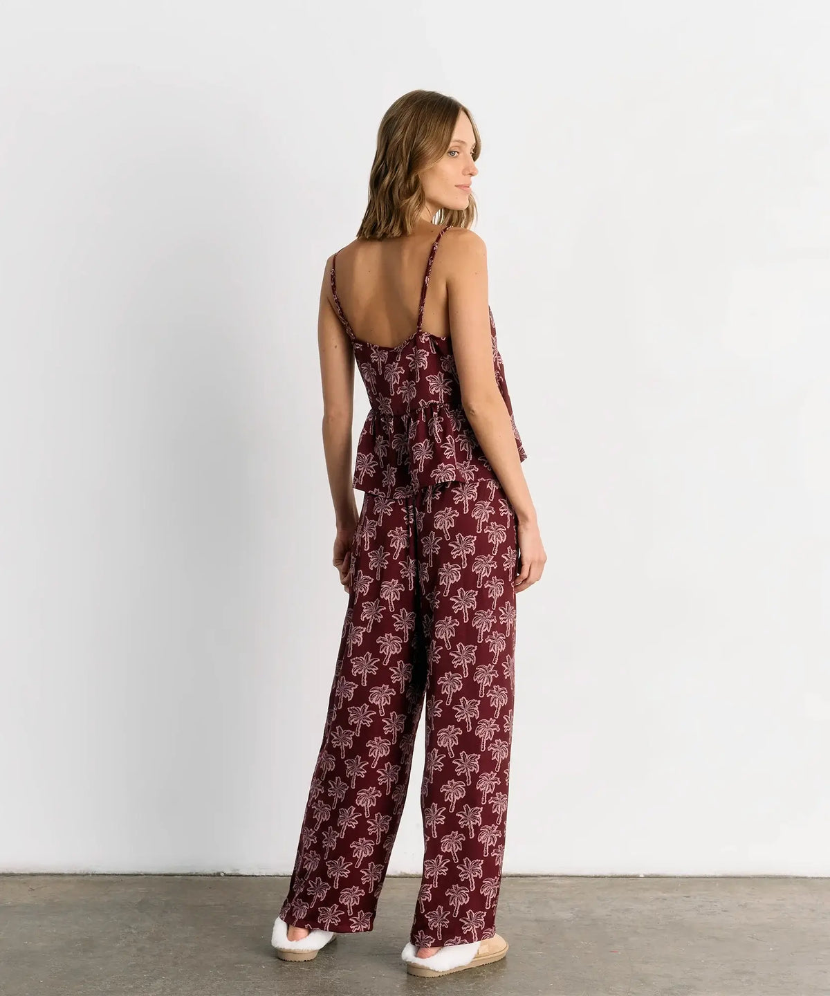 Pijama Satinado Palmeras de Lounge, pijama satinado de pabilo con estampado de palmeras y vuelos delicados.