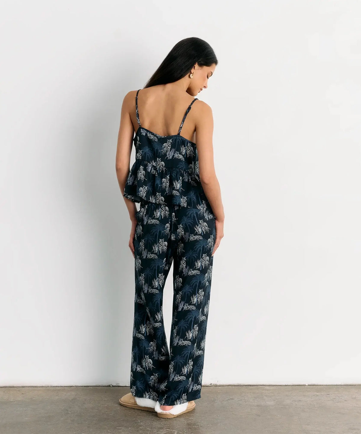 Pijama Satinado Tigres de Lounge, conjunto satinado con estampado de tigres, parte superior con vuelos y pantalón ajustable.
