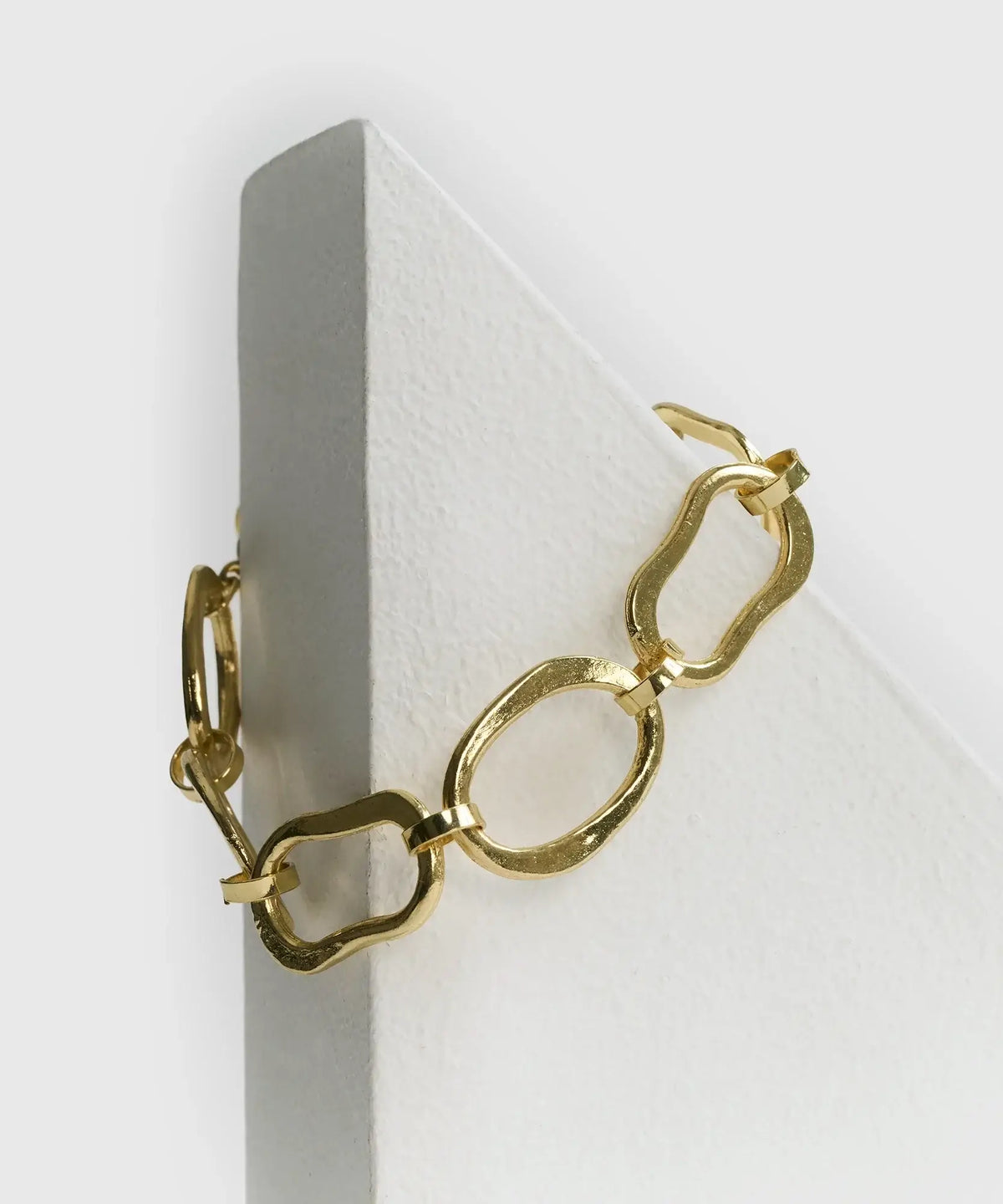 Pulsera Óvalos Boho de Lounge con eslabones gruesos de óvalos irregulares en color dorado.