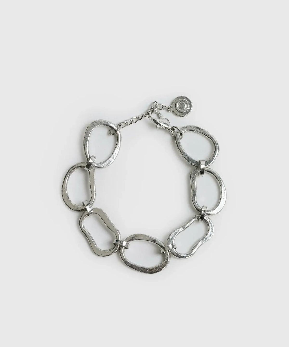 Pulsera Óvalos Boho de Lounge con eslabones gruesos de óvalos irregulares en color plateado.