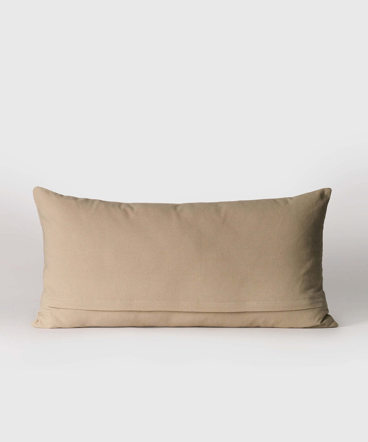 Cojín Líneas Bordadas de algodón con líneas bordadas, tamaño 30 cm x 60 cm, marca Lounge.