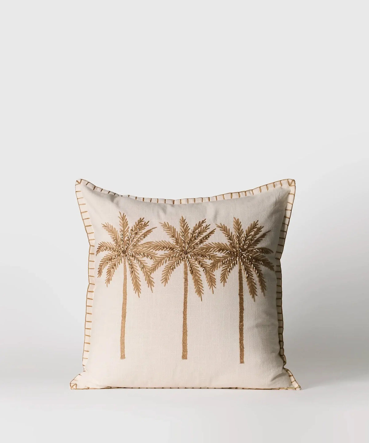 Cojín Palmeras Con Mostacillas de algodón con palmeras bordadas y mostacillas, tamaño 45 cm x 45 cm, marca Lounge.