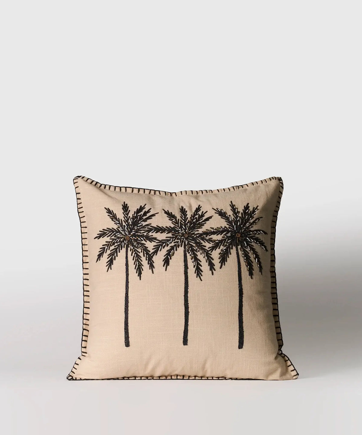 Cojín Palmeras Con Mostacillas de Lounge, con bordado de palmeras y mostacillas, tamaño 45 cm x 45 cm.