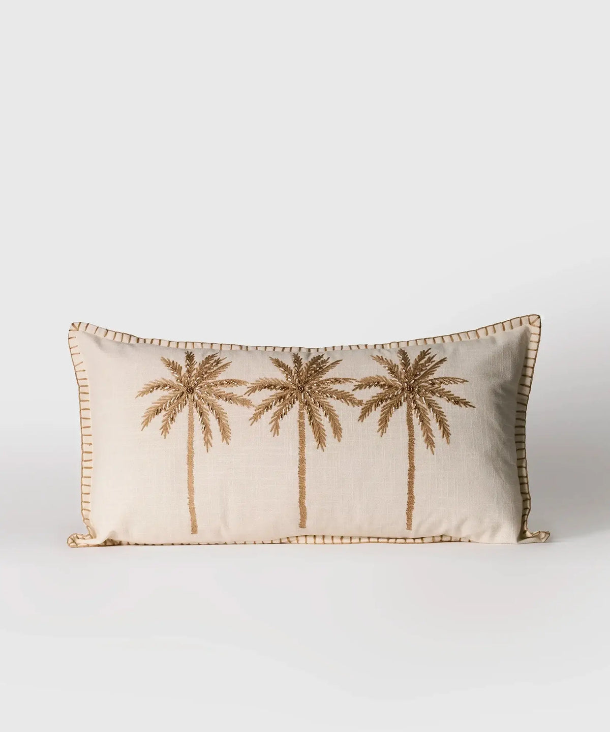 Cojín Palmeras Con Mostacillas, decorado con palmeras bordadas y mostacillas, tamaño 30 cm x 60 cm.