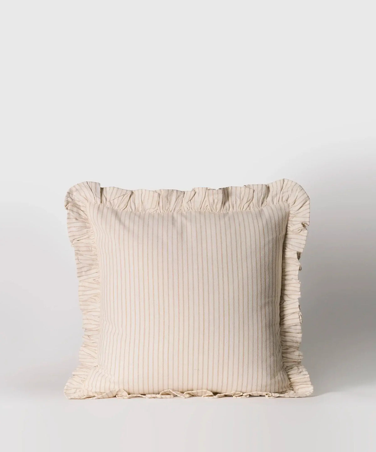 Cojín Vuelos de Lounge, tamaño 45 x 45 cm, con líneas y vuelos decorativos en color claro.