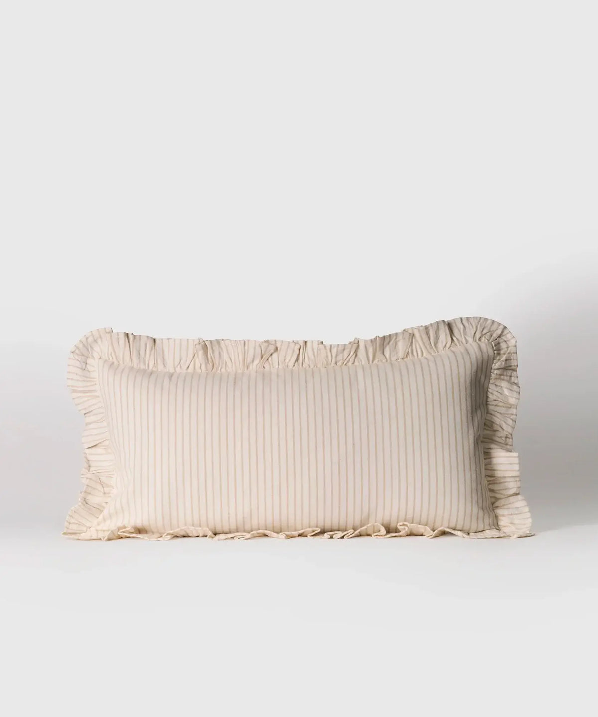 Cojín Vuelos Lounge con líneas y vuelos, tamaño 30 x 60 cm, ideal para decorar.