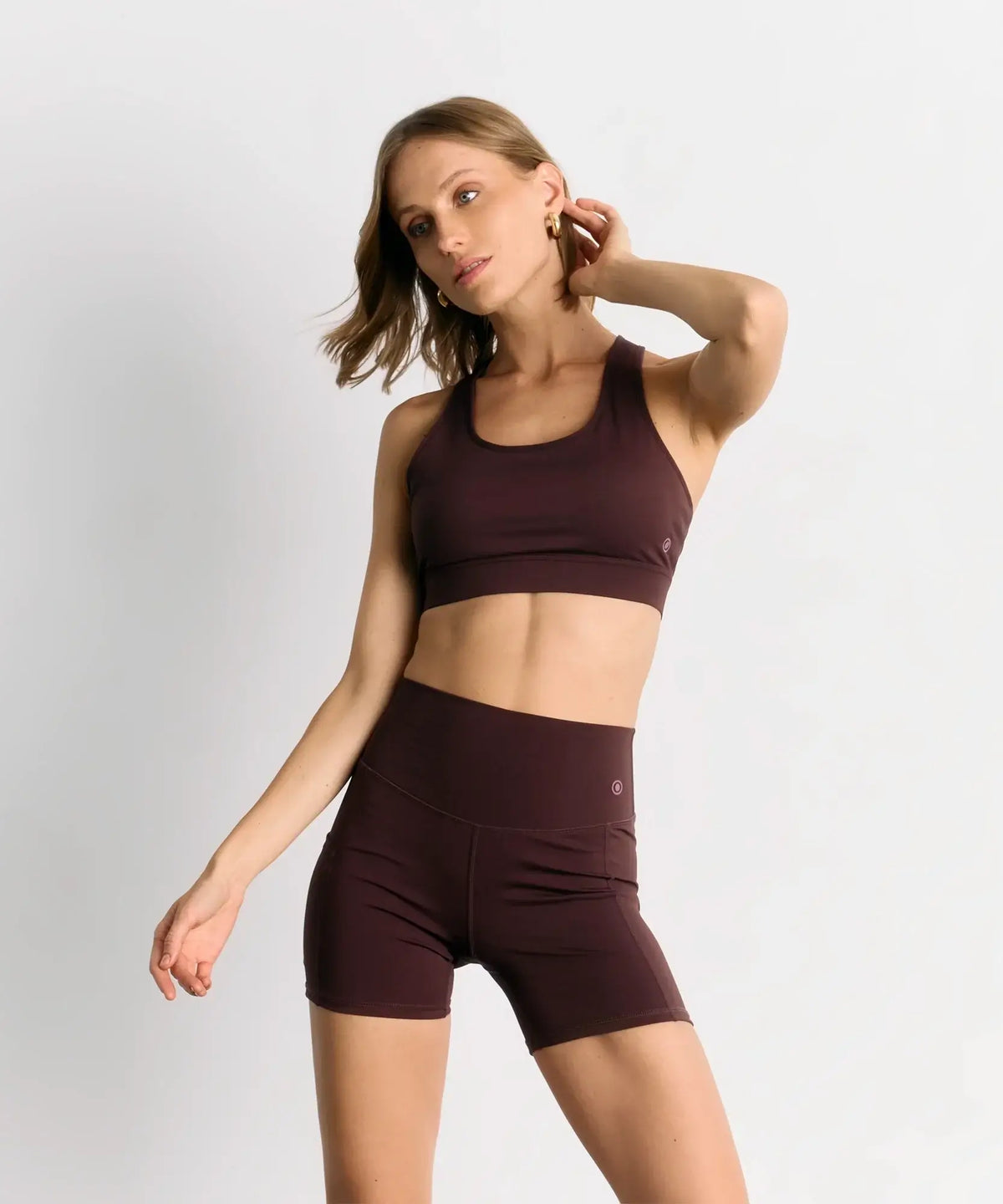 Modelo usando el Peto Deportivo Unicolor Active de Lounge, ideal para entrenamientos intensos y días activos.