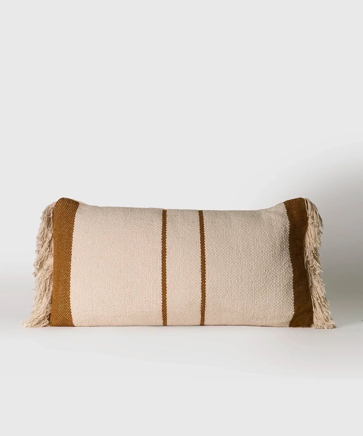 Cojín Flecos de Lounge, con líneas y flecos, tamaño 30 x 60 cm, combina estilo y comodidad.