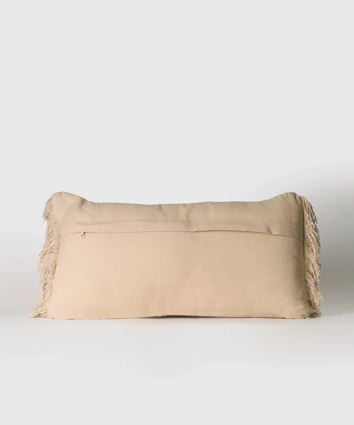 Cojín Flecos de Lounge con diseño de líneas y flecos, tamaño 30 x 60 cm, ideal para añadir estilo y comodidad.