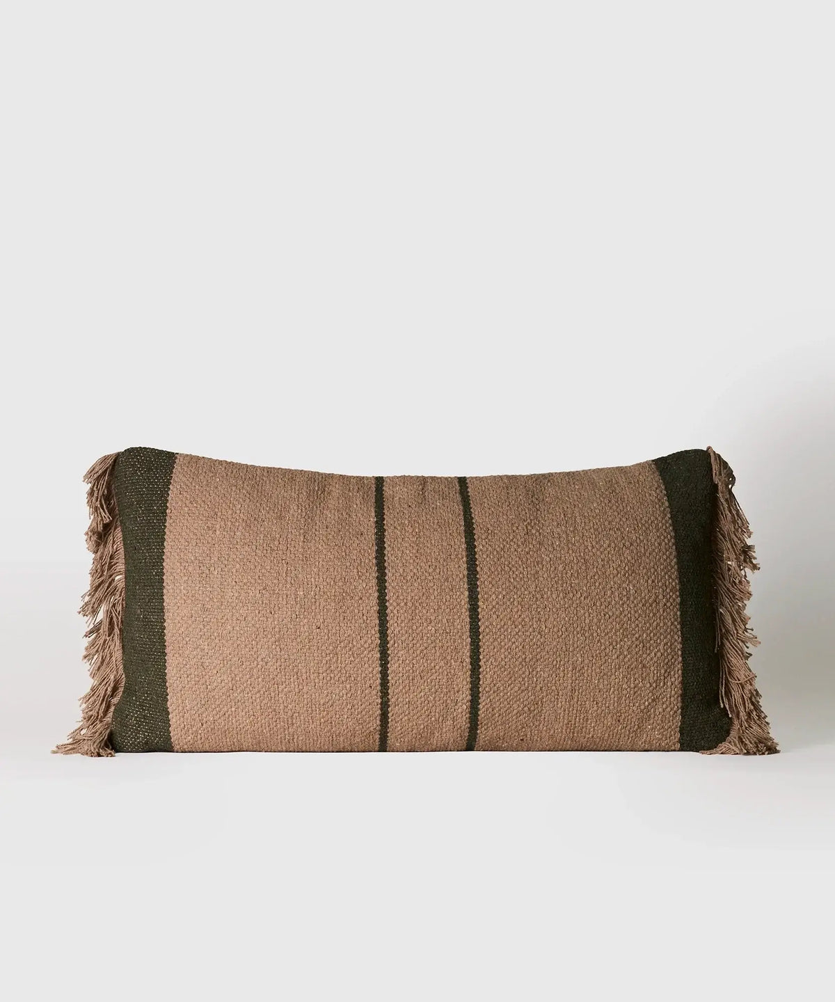 Cojín Flecos en tonos marrones con líneas y flecos en los costados, marca Lounge, 30 x 60 cm.