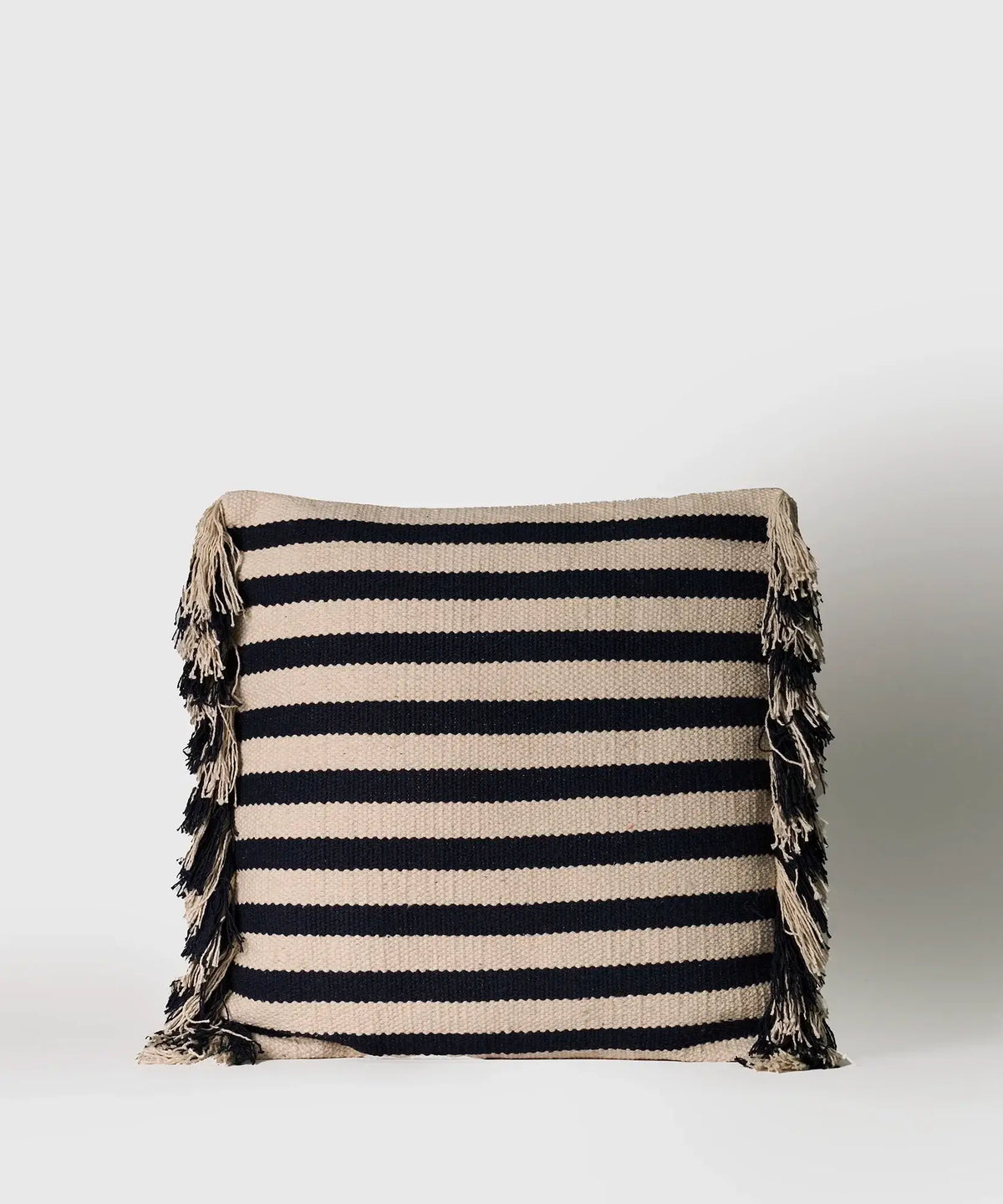 Cojín Líneas de algodón con flecos, 45 x 45 cm, marca Lounge, combina comodidad y estilo.