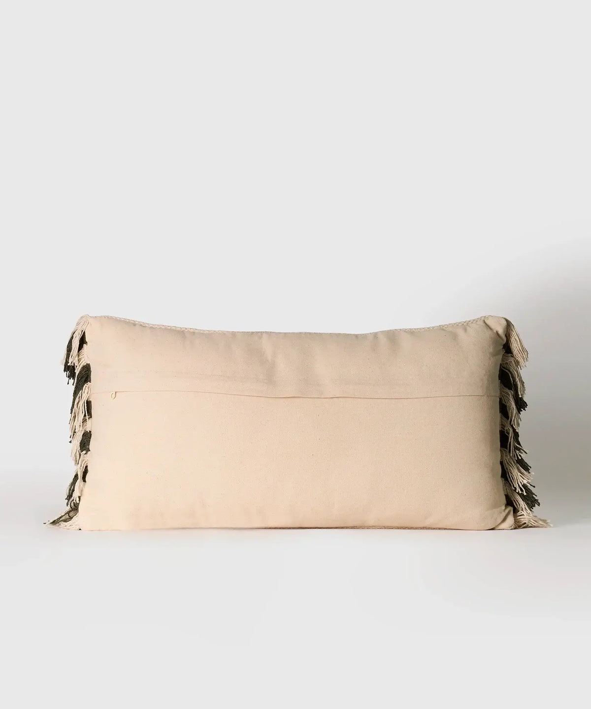 Cojín Líneas de algodón con flecos, estilo elegante y cómodo, tamaño 30 x 60 cm de la marca Lounge.