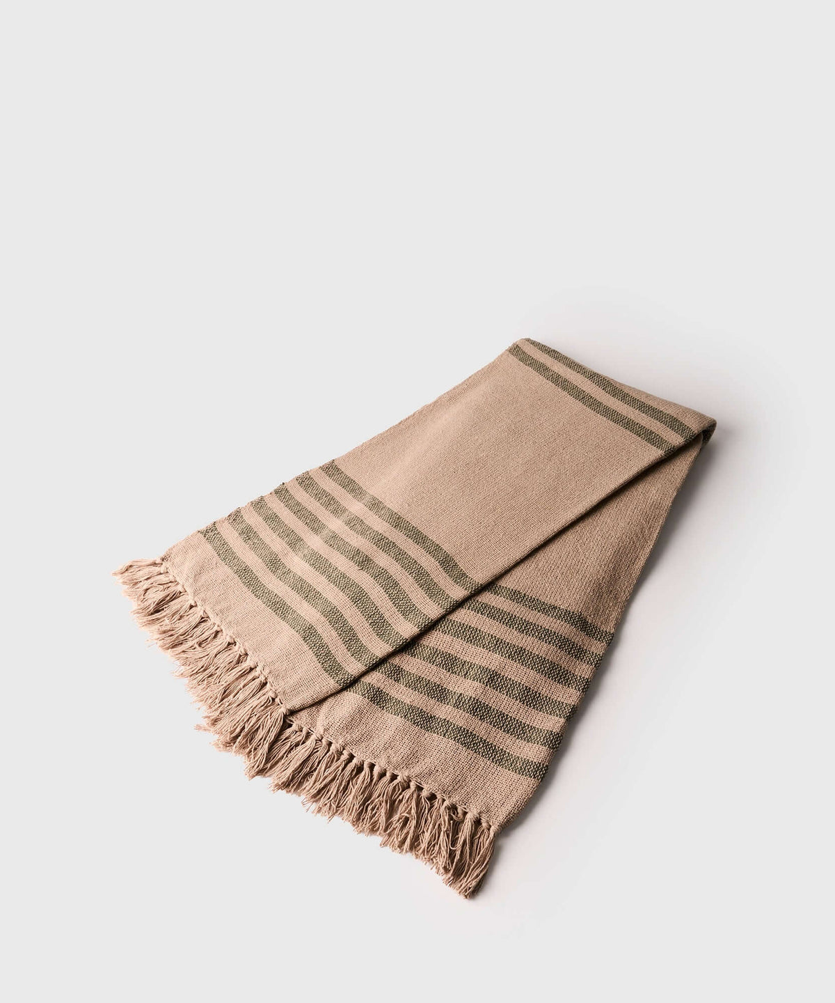 Piecera Líneas Bordadas de algodón con líneas bordadas en color beige y verde, marca Lounge, tamaño 120 x 230 cm.