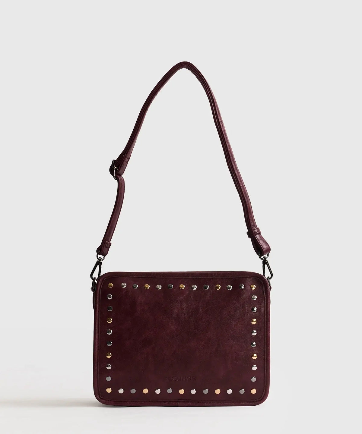 Cartera Bandolera Tachas de Lounge, con tachas frontales, strap ajustable y compartimientos para almacenamiento.