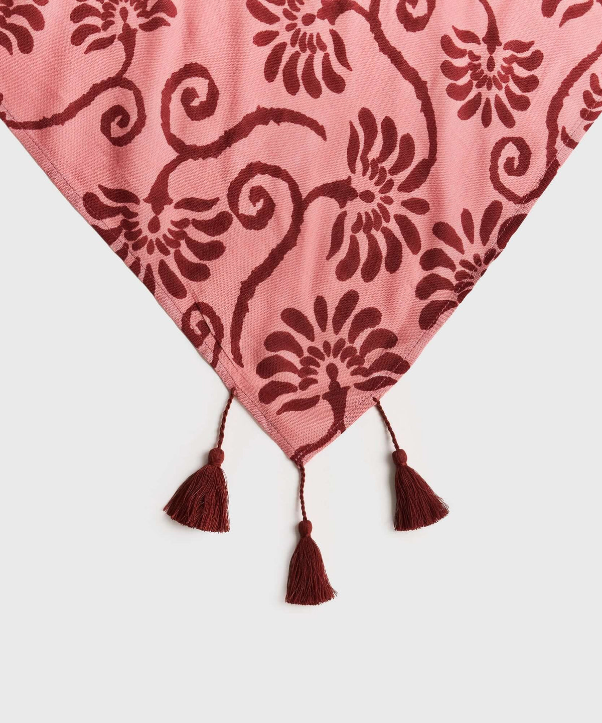Pañuelo Triángulo Flores de Lounge con estampado de flores en color rosa y detalles de borlas.