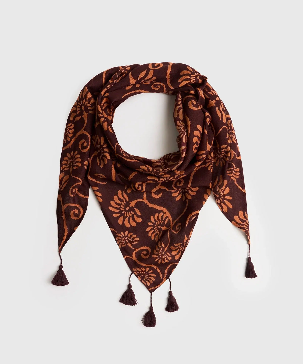 Pañuelo Triángulo Flores de Lounge con estampado floral en tonos marrones.