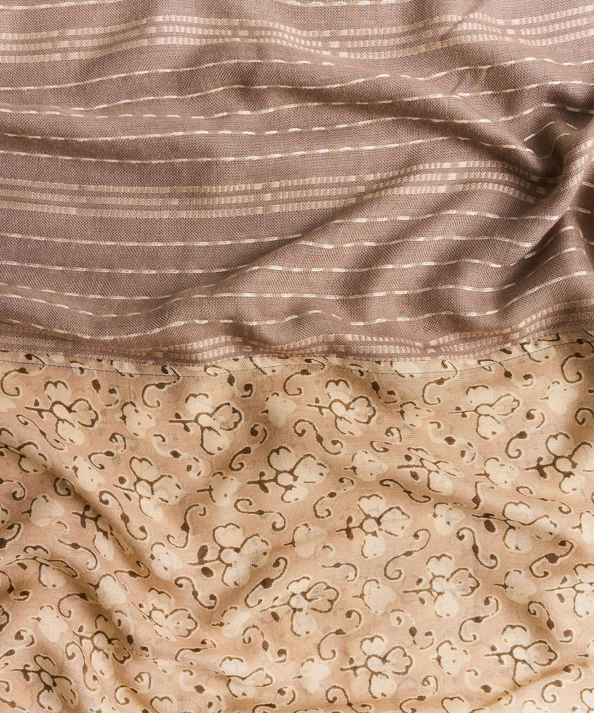 Pañuelo Infinito Paisley de Lounge con estampado paisley en tonos marrones y beige.
