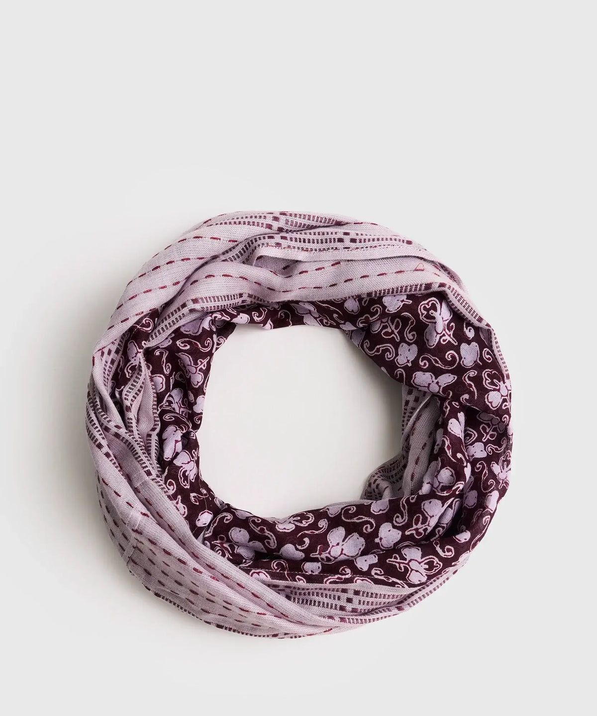 Pañuelo Infinito Paisley de Lounge con estampado en tonos morados y diseño paisley.