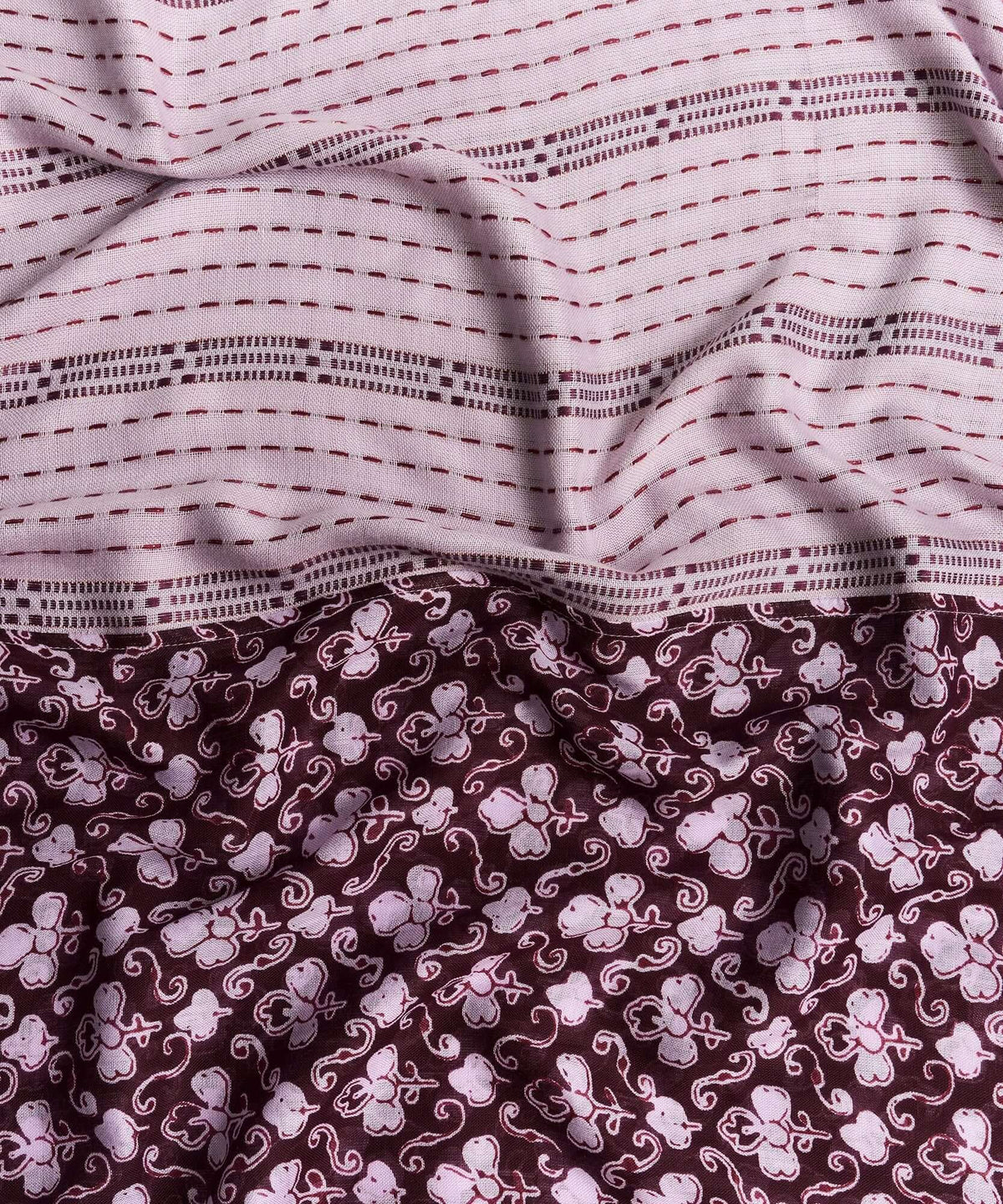 Pañuelo Infinito Paisley de Lounge, con elegante estampado paisley en tonos marrones y rosas, ideal para cualquier ocasión.