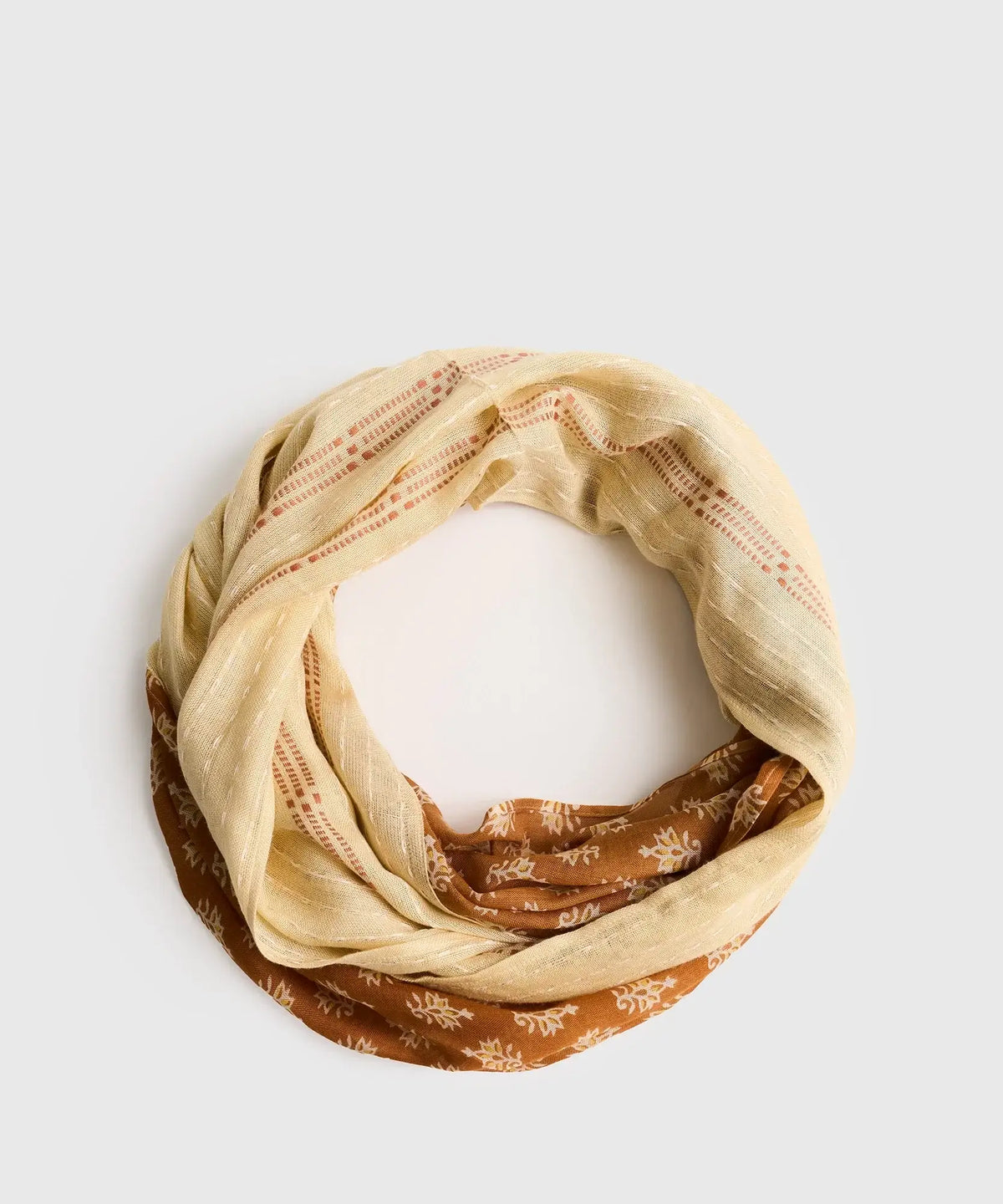 Pañuelo Infinito Print Boho de Lounge, con diseño boho en tonos beige y marrón.