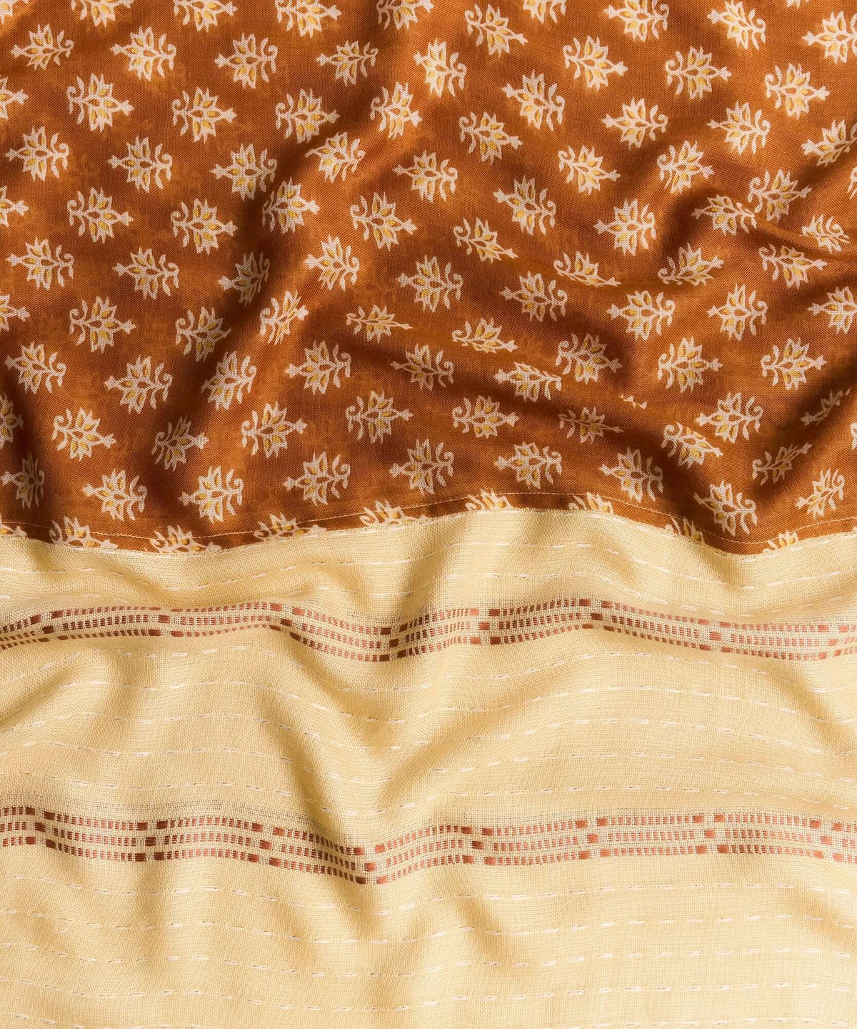 Pañuelo Infinito Print Boho de Lounge en tonos marrón y beige con estampado bohemio