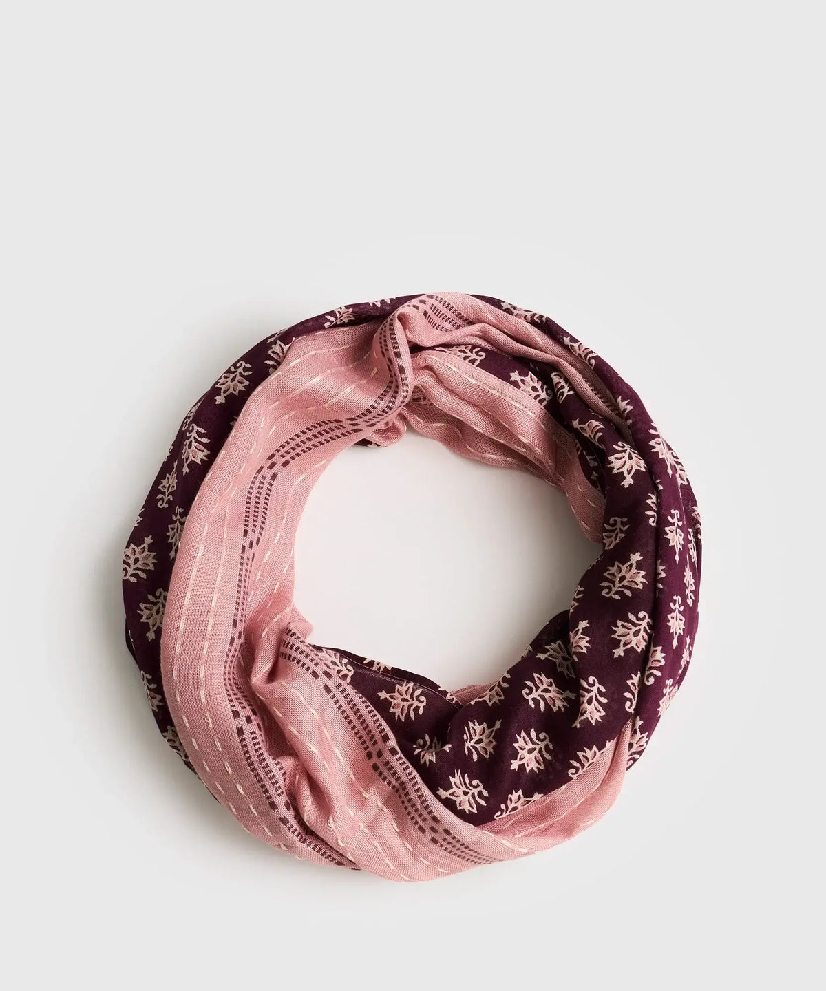 Pañuelo Infinito Print Boho de Lounge con diseño bohemio en tonos púrpura y rosa.