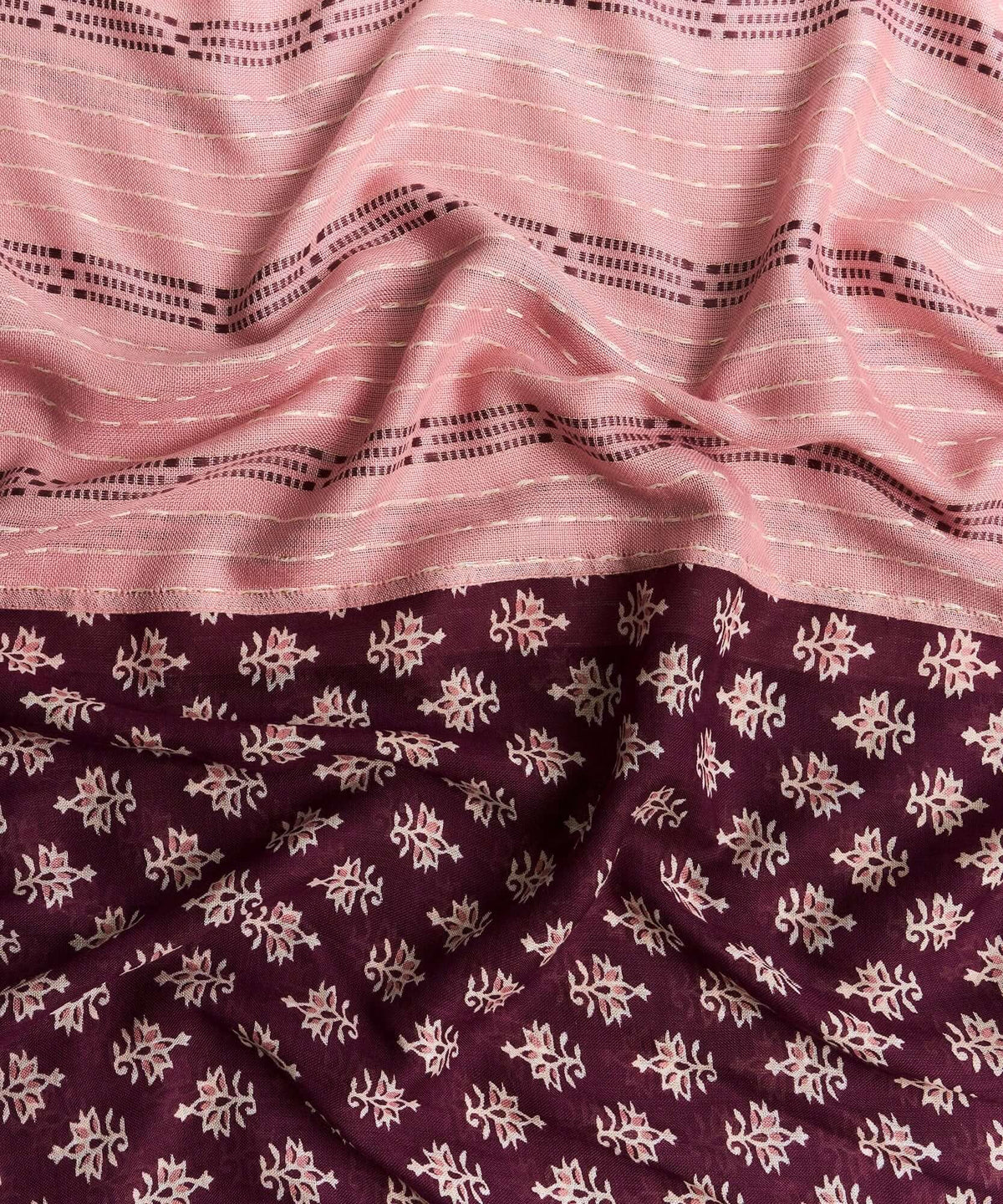 Pañuelo Infinito Print Boho de Lounge con diseño boho en tonos rosa y burdeos.