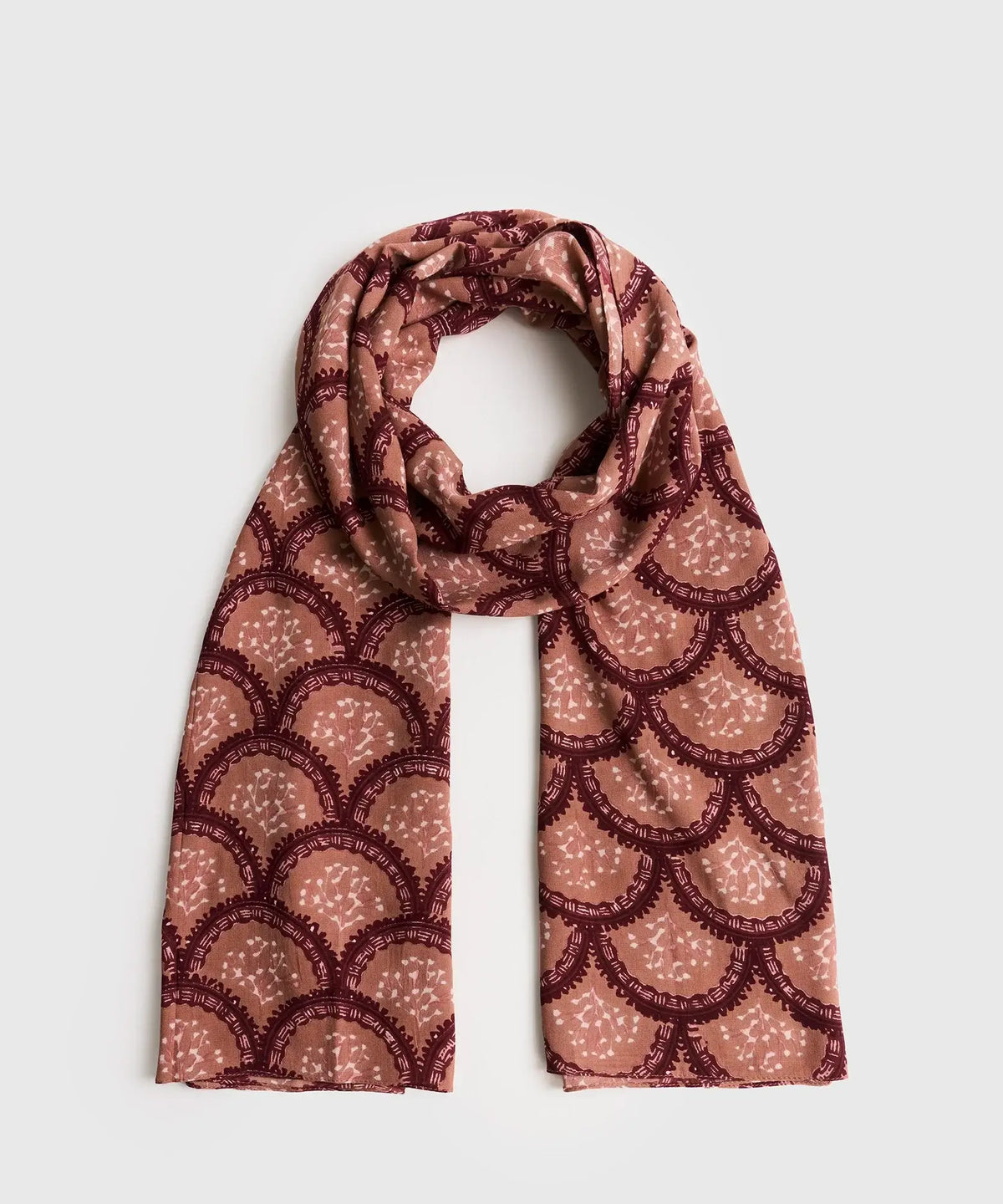 Estola Hojas Boho de Lounge, pañuelo tipo estola con estampado de hojas en colores maroon y beige.