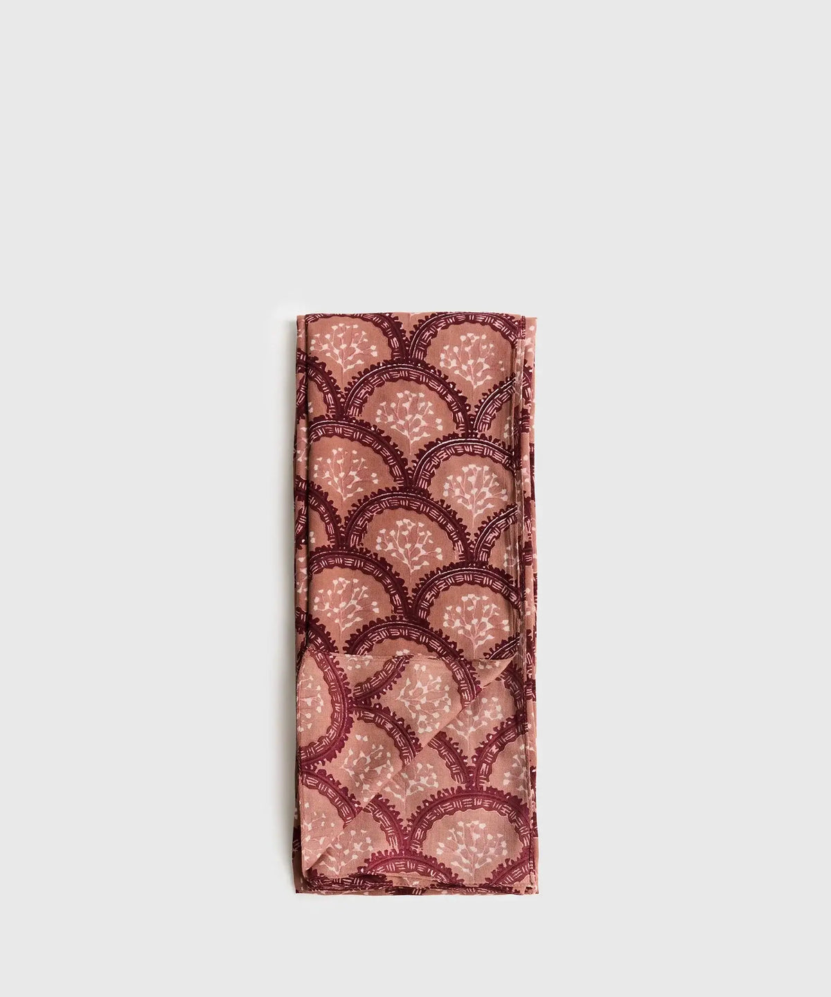Estola Hojas Boho de Lounge con estampado de hojas en tonos rosa y burdeos.