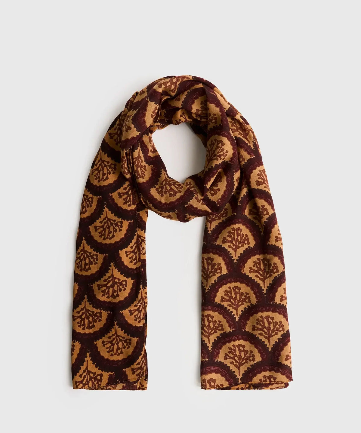 Estola Hojas Boho de Lounge, pañuelo tipo estola con estampado de hojas en colores marrón y mostaza.
