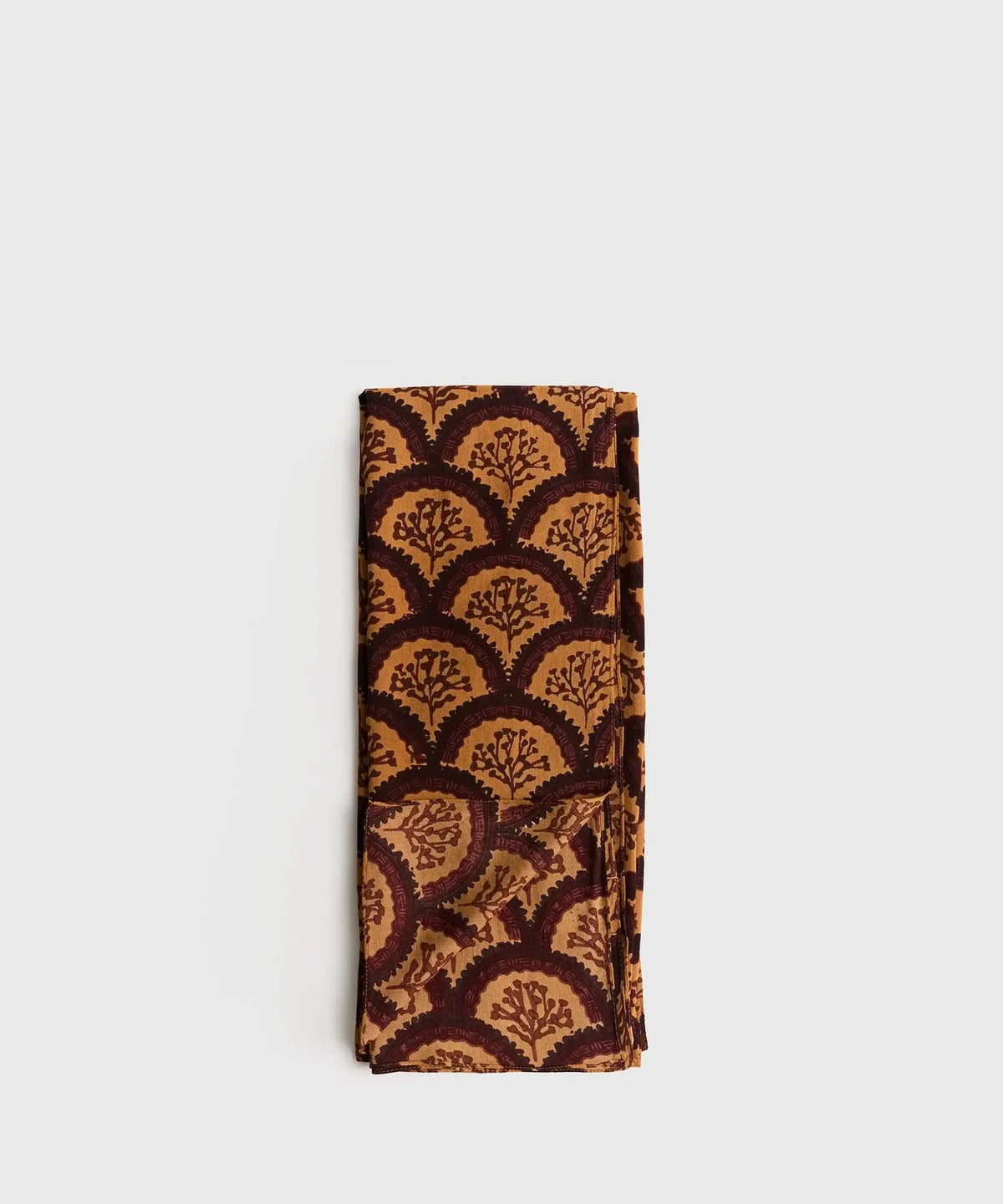 Estola Hojas Boho de Lounge, pañuelo tipo estola con estampado de hojas en tonos marrones.