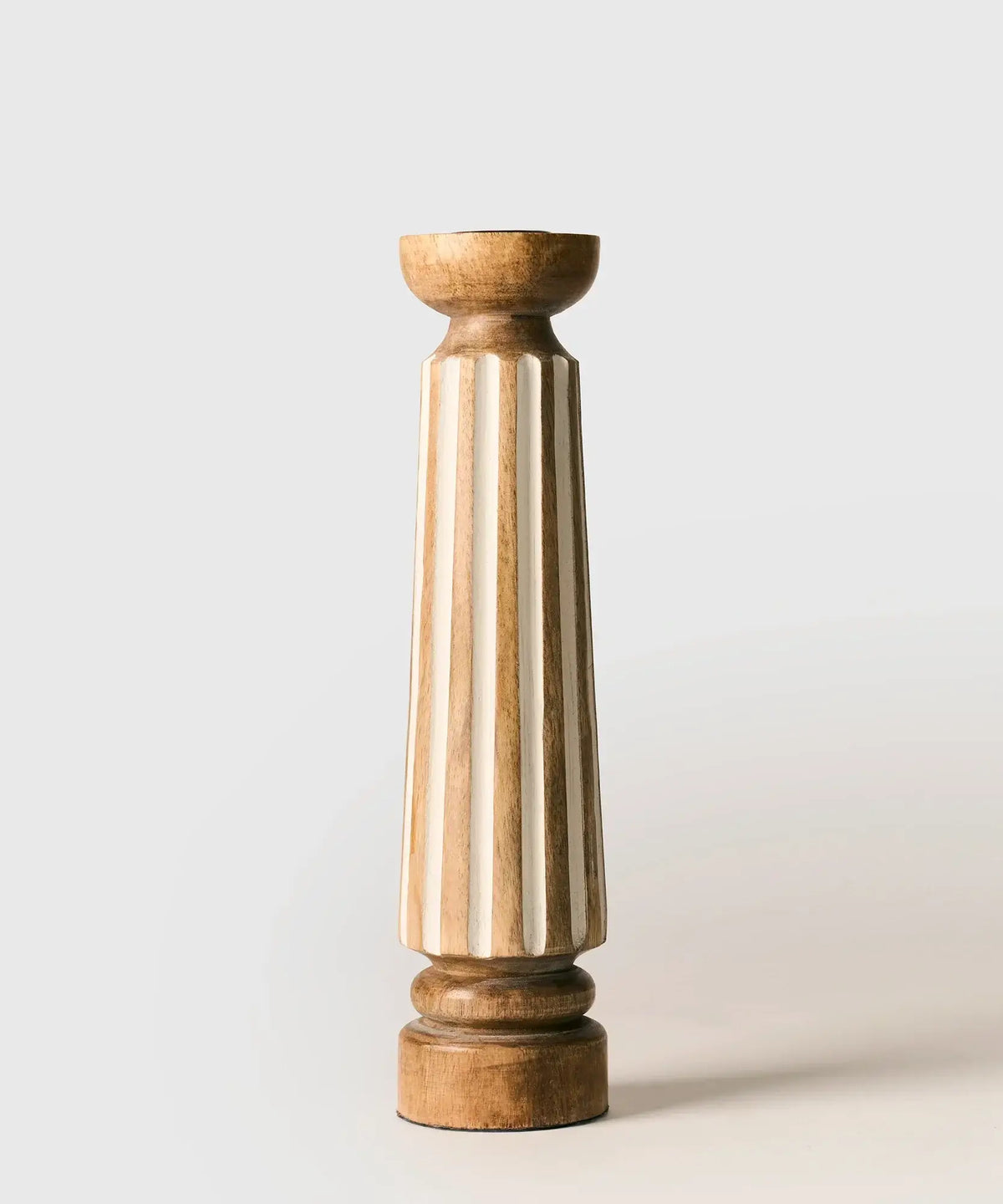 Candelabro Madera de madera con detalle de rayas, marca Lounge, ideal para decorar tu hogar.