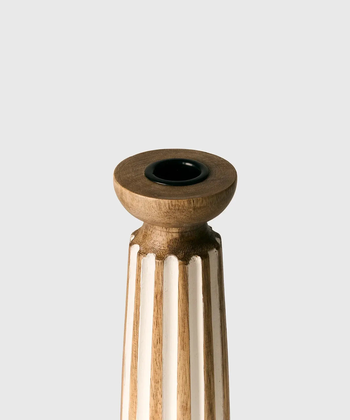Candelabro Madera de madera con detalle de rayas, marca Lounge.