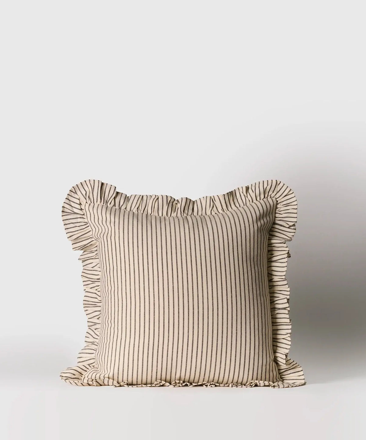 Cojín Vuelos de Lounge con líneas y vuelos, tamaño 45 x 45 cm, diseño elegante y acogedor.