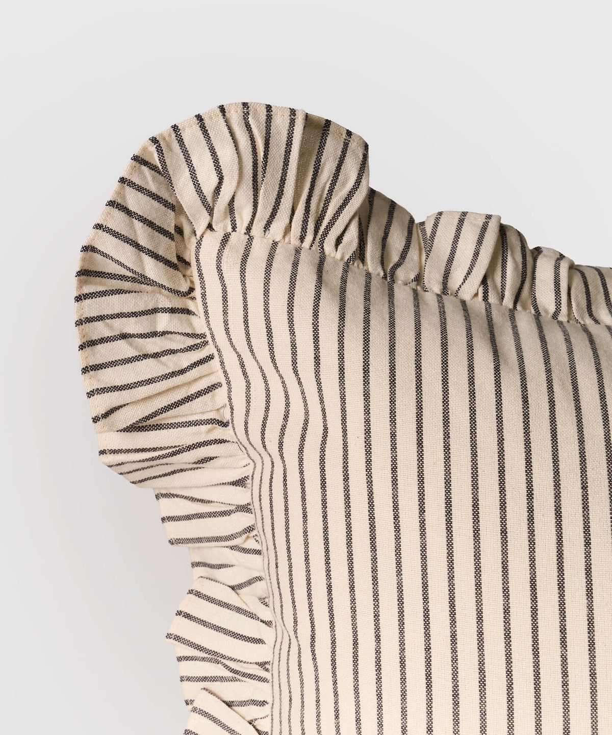 Cojín Vuelos de Lounge con líneas y vuelos, tamaño 45 x 45 cm, ideal para decorar cualquier espacio.