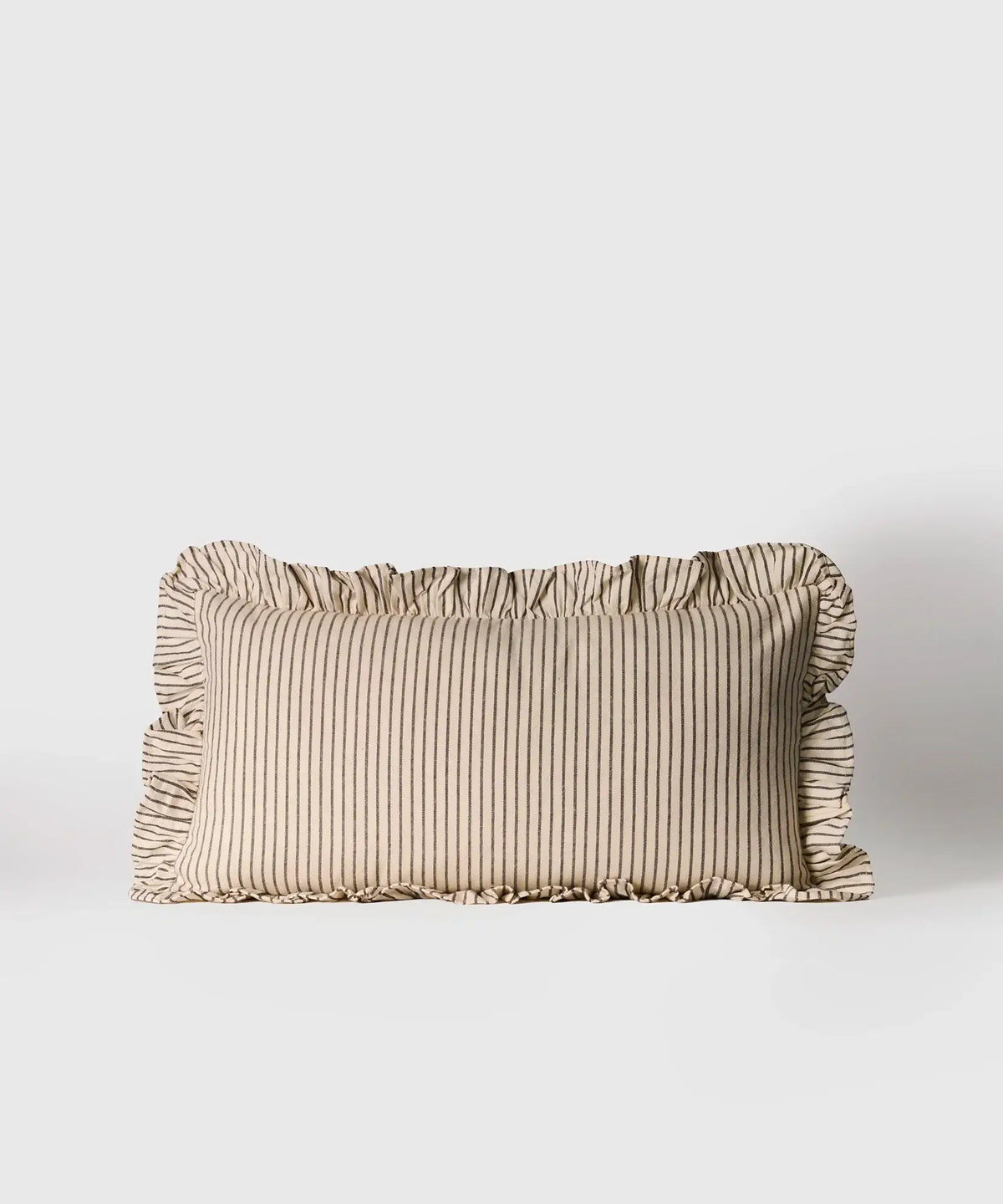 Cojín Vuelos de líneas con vuelos de la marca Lounge, tamaño 30 x 60 cm, diseño con ribete.