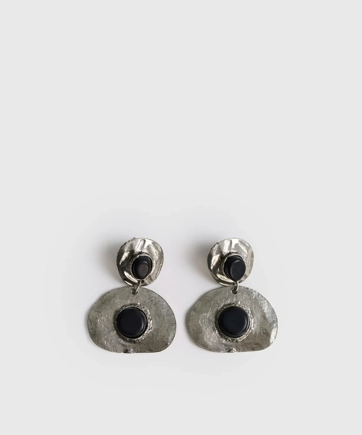 Aros Círculos Irregulares de Lounge con diseño de piedras de resina y acabado irregular en plata.
