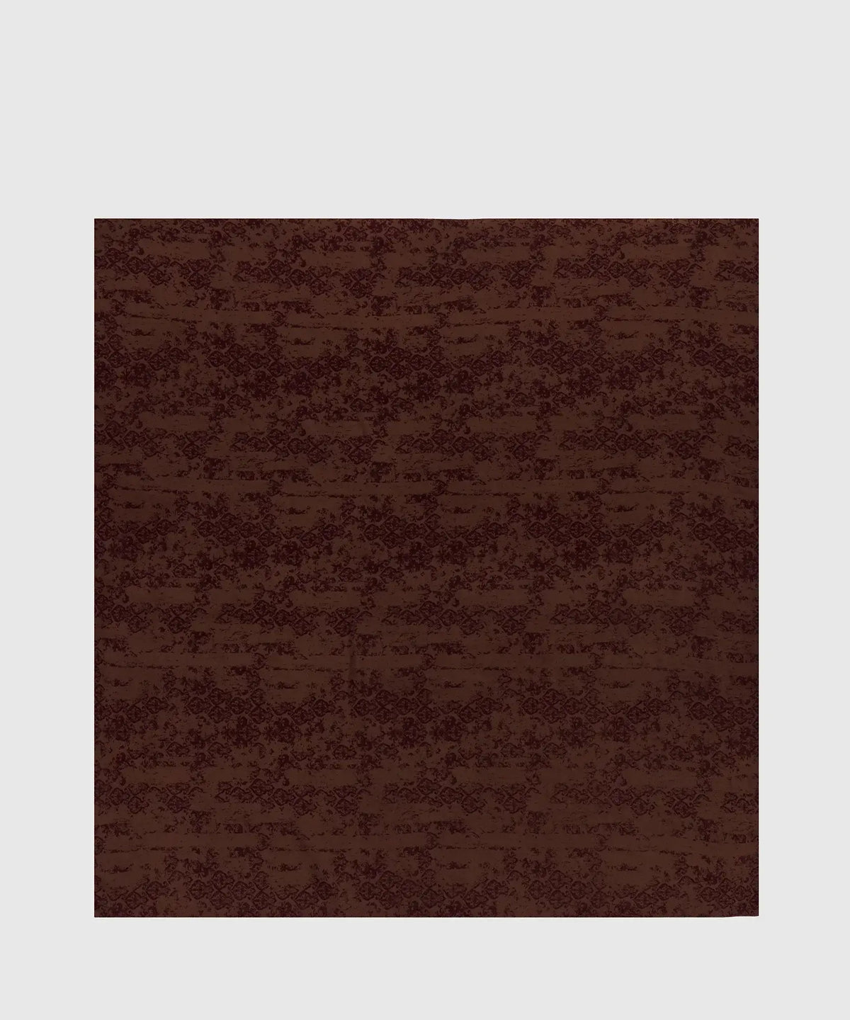 Pañuelo Cuadrado Étnico de Lounge con diseño marrón ideal para realzar cualquier conjunto.