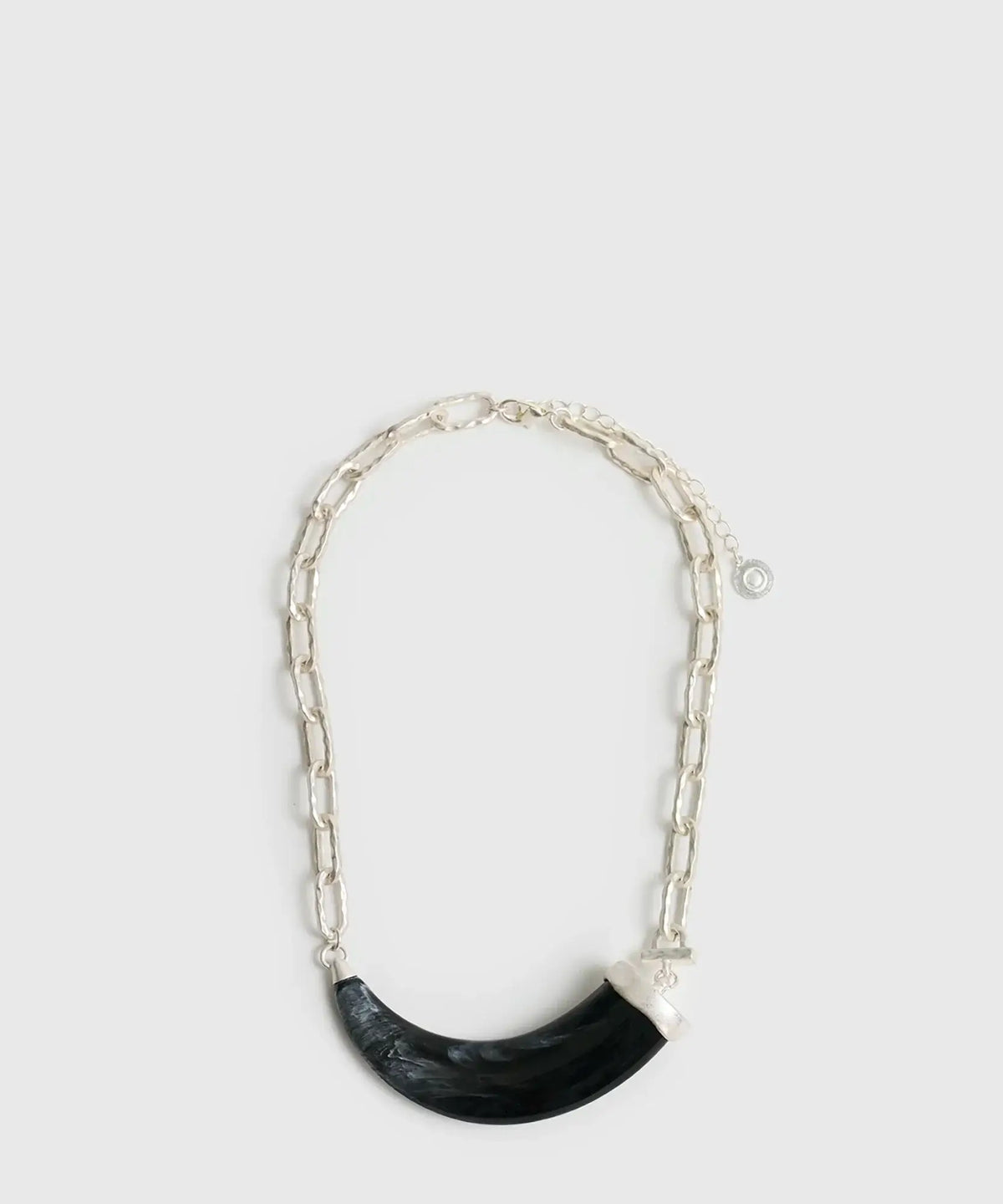 Collar Colmillo de Lounge, collar corto con cadena gruesa y colmillo en el centro.