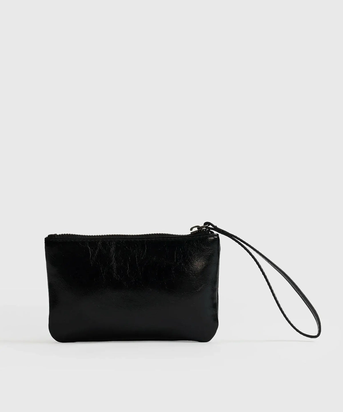 Billetera Tipo Estuche Lounge en color negro con cierre metálico y strap para mayor comodidad y elegancia.