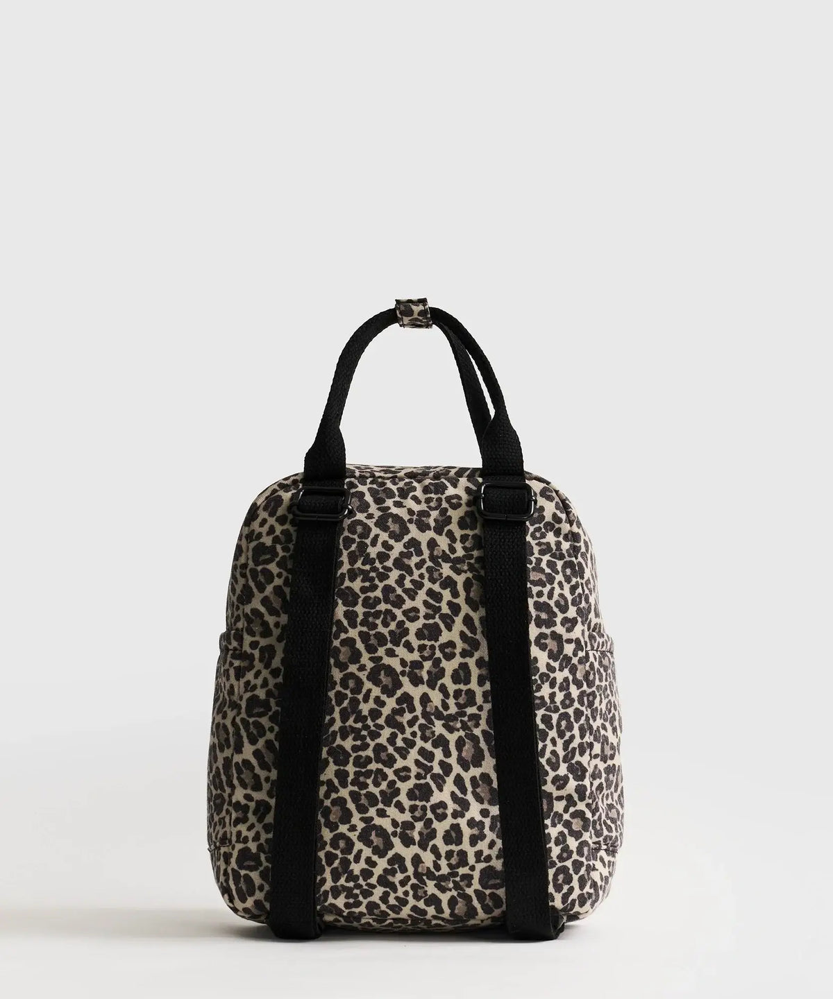 Mochila Canvas Lounge con diseño de leopardo, ideal para llevar pertenencias de manera organizada y segura.