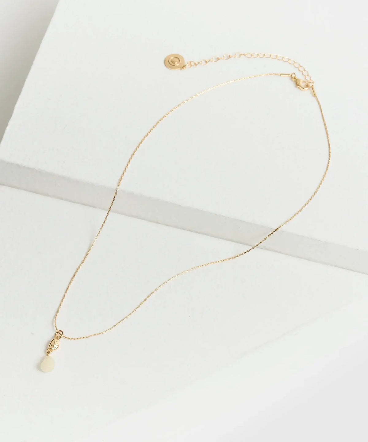 Collar Mini Piedra de Lounge con cadena delgada y mini piedra colgante, elegante y delicado.