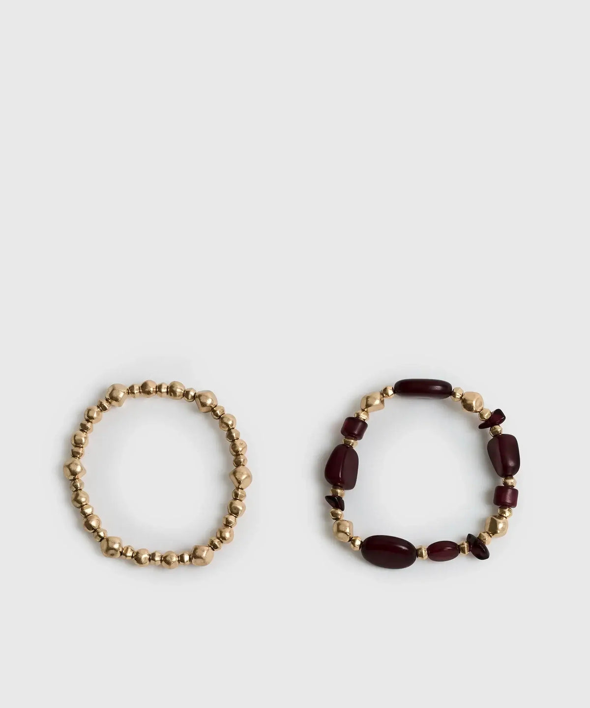 Set Pulseras Mostacillas Bicolor de Lounge, conjunto de pulseras elásticas con mostacillas en tonos dorado y burdeos.