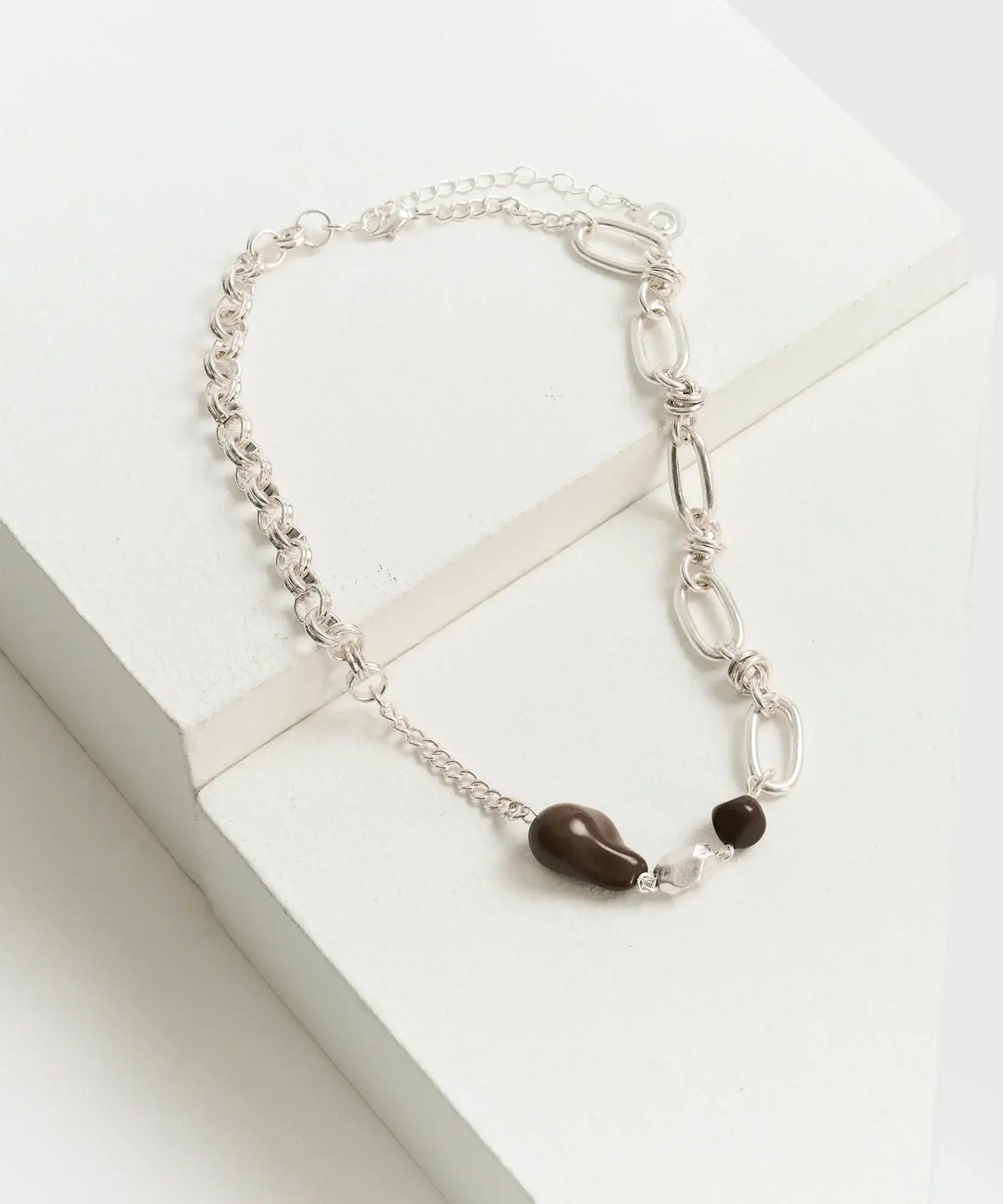 Collar Corto Boho de Lounge con cadena gruesa y piedras de diferentes tamaños sobre fondo blanco.