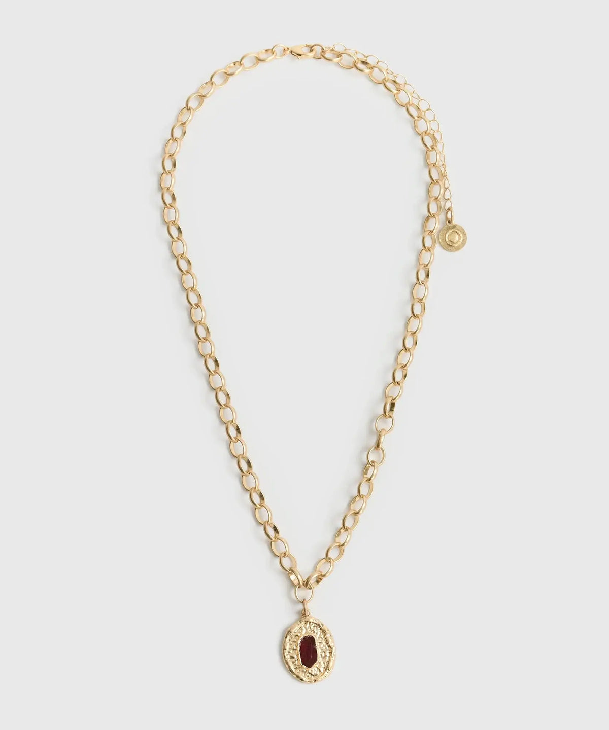 Collar Charm Ovalado de Lounge, collar de cadena gruesa con charm ovalado y piedra en el centro.