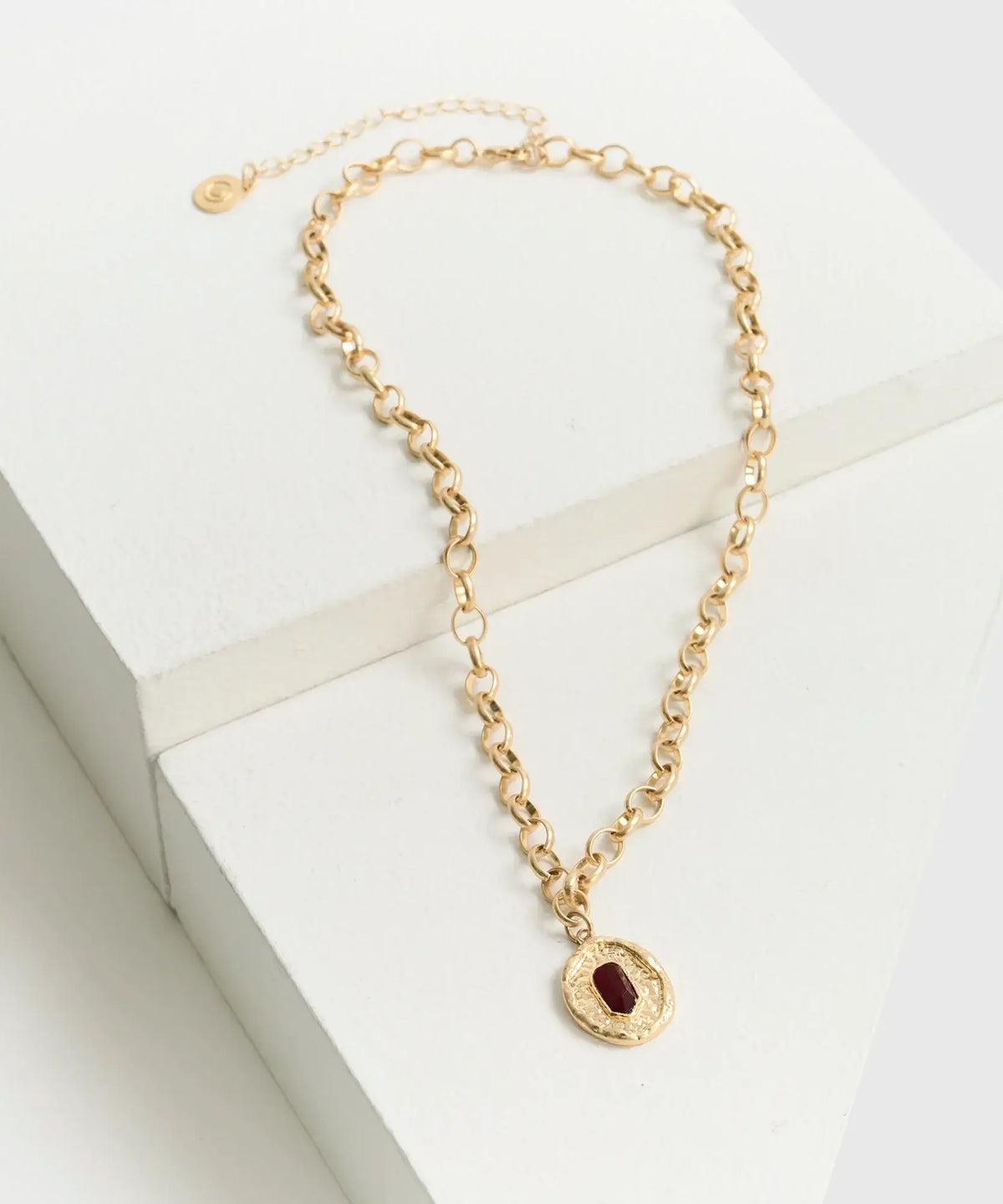 Collar Charm Ovalado de Lounge, con cadena gruesa y charm ovalado con piedra en el centro.