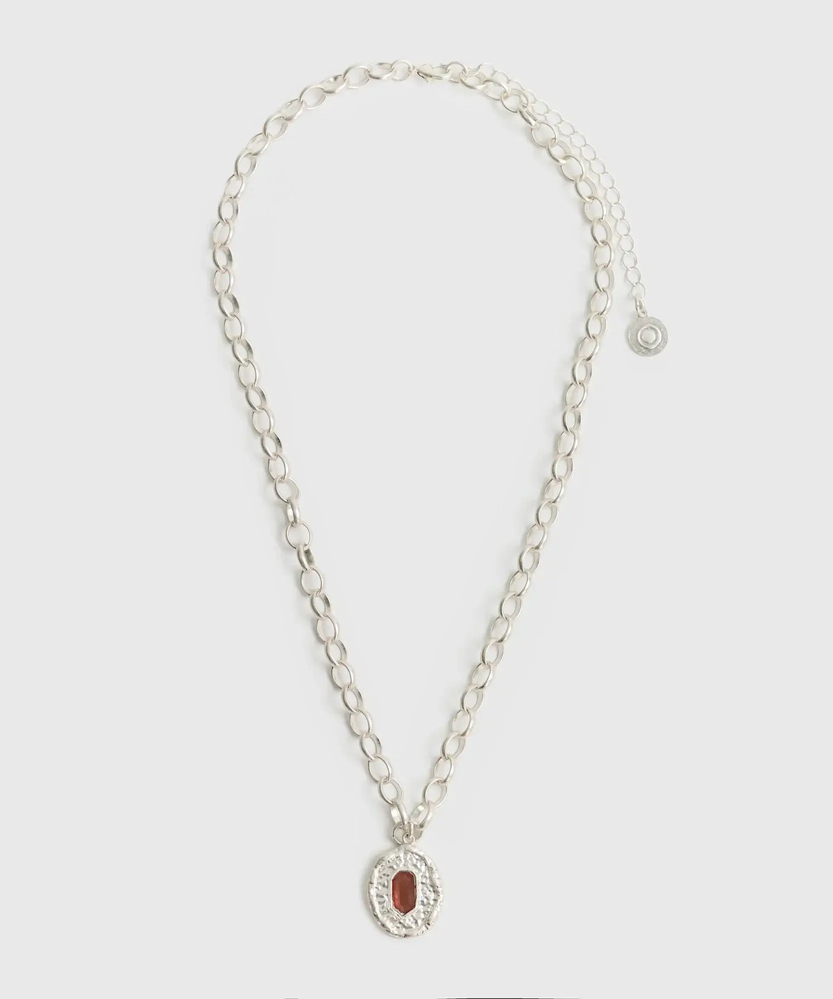 Collar Charm Ovalado de Lounge, collar de cadena gruesa con charm ovalado y piedra central.