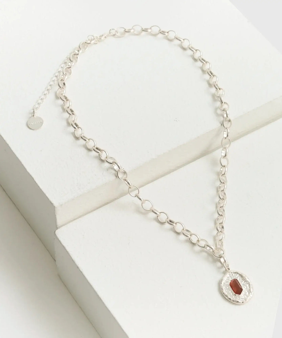 Collar Charm Ovalado de Lounge, collar de cadena gruesa con charm ovalado y piedra en el centro.
