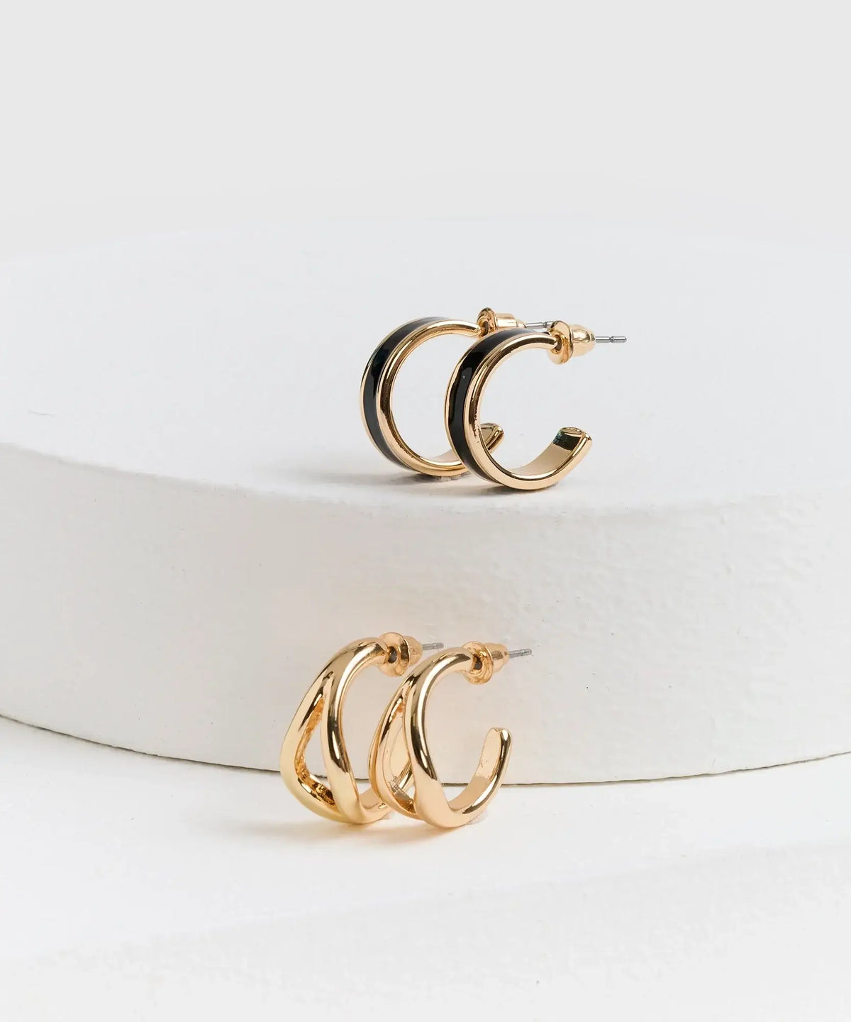 Set Aros Argollas Street de Lounge: dos pares de argollas pequeñas en diseño doble y color diferente.